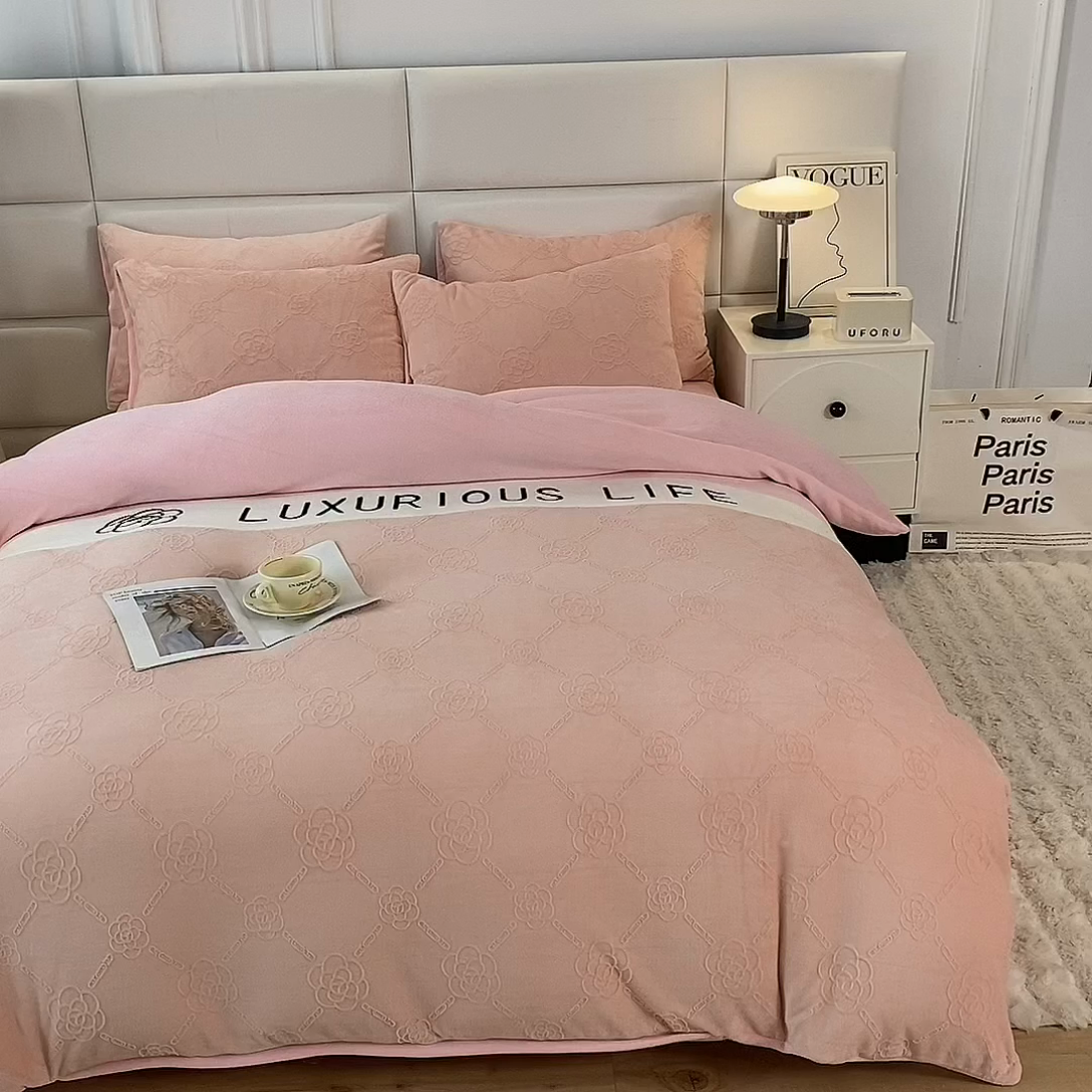 91家纺网 家纺一手货源 找家纺 绒兔兔 2023新款雕花烂花牛奶绒刺绣四件套 克洛伊系列 克洛伊-粉色