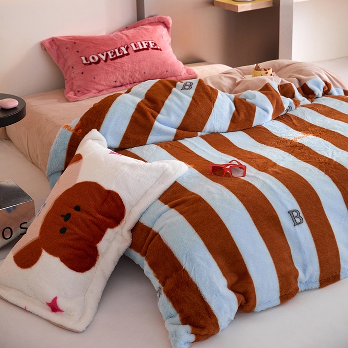 91家纺网 家纺一手货源 找家纺 金奇达 2023新款牛奶绒兔毛绒多巴胺摸摸兔四件套 卡其熊