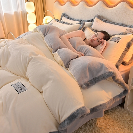 91家纺网 家纺一手货源 找家纺 米奈家居 2025新款A类高克重牛奶绒四件套-卡洛琳 米白