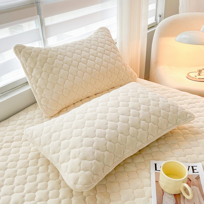 91家纺网 家纺一手货源 找家纺 梵朴 2023新款牛奶绒夹棉床笠 纯色-素雅白