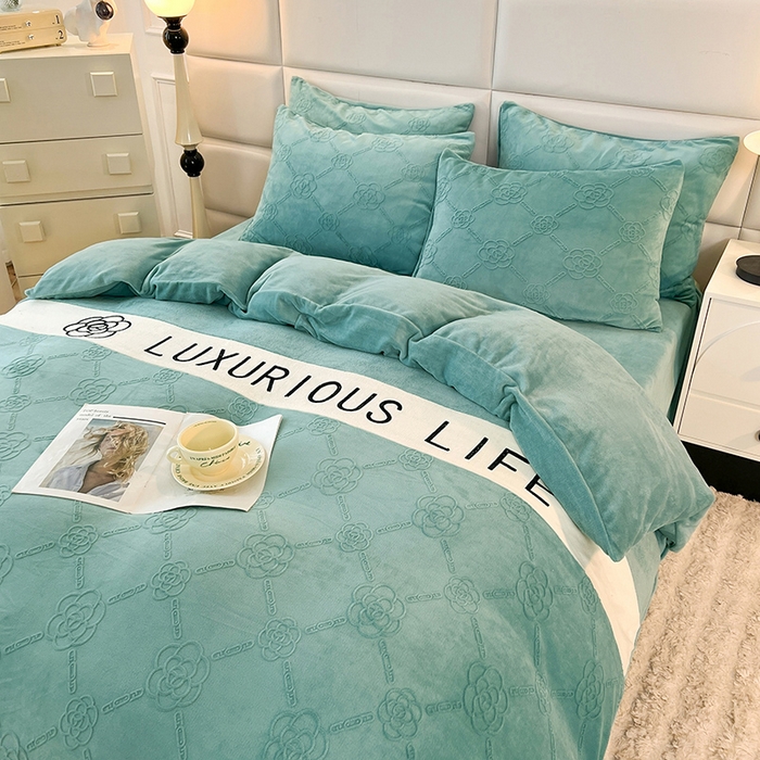 91家纺网 家纺一手货源 找家纺 绒兔兔 2023新款雕花烂花牛奶绒刺绣四件套 克洛伊系列 克洛伊-碧绿