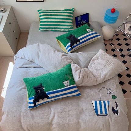 91家纺网 家纺一手货源 找家纺 （总）桔子家纺  2023新款全消光牛奶绒精致贴布刺绣四件套--安睡猫