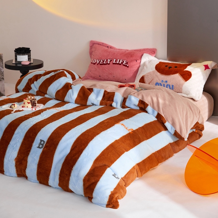 91家纺网 家纺一手货源 找家纺 金奇达 2023新款牛奶绒兔毛绒多巴胺摸摸兔四件套 卡其熊