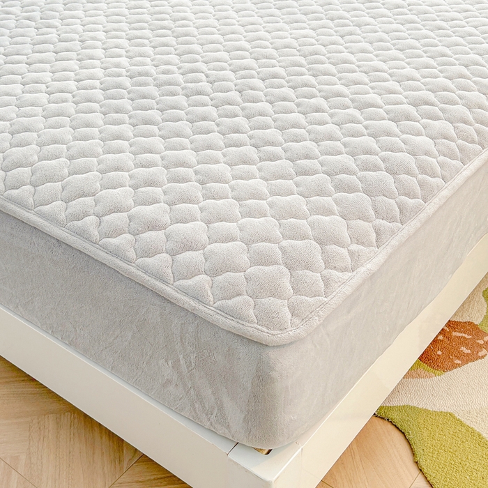 91家纺网 家纺一手货源 找家纺 梵朴 2023新款牛奶绒夹棉床笠 纯色-气质灰