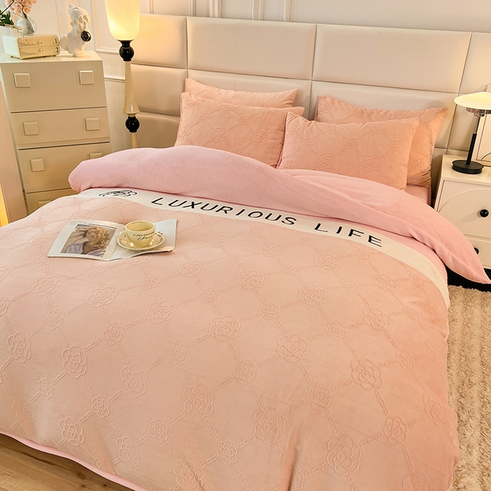 91家纺网 家纺一手货源 找家纺 绒兔兔 2023新款雕花烂花牛奶绒刺绣四件套 克洛伊系列 克洛伊-粉色