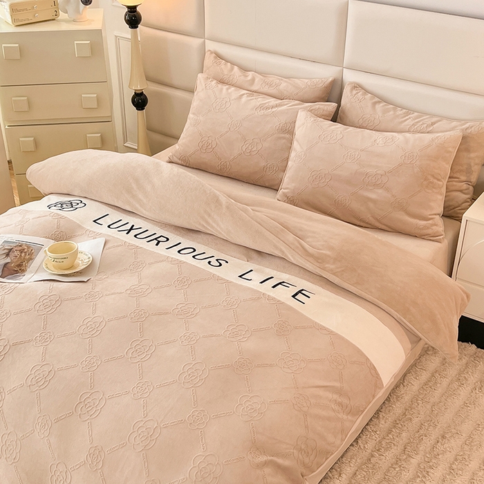 91家纺网 家纺一手货源 找家纺 绒兔兔 2023新款雕花烂花牛奶绒刺绣四件套 克洛伊系列 克洛伊-卡其