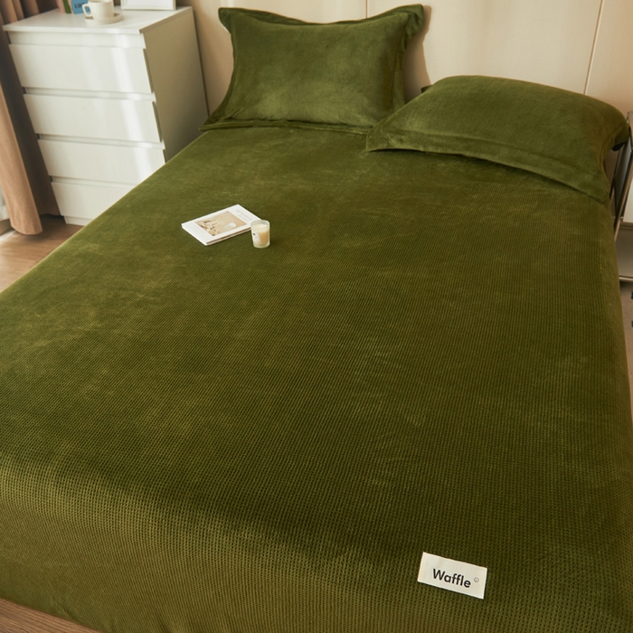 91家纺网 家纺一手货源 找家纺 吾诺 2023秋冬 华夫格绒床单枕套床笠毯子单品系列 - 牛奶绒床单 橄榄绿