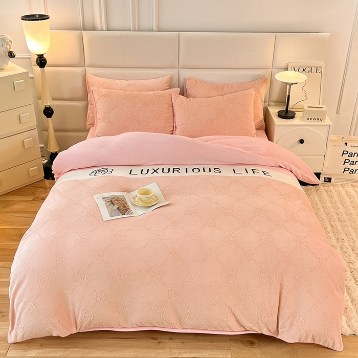 91家纺网 家纺一手货源 找家纺 绒兔兔 2023新款雕花烂花牛奶绒刺绣四件套 克洛伊系列 克洛伊-粉色