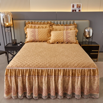 91家纺网 家纺一手货源 找家纺 网红馆 2025新款可拆卸天鹅绒夹棉床裙三件套-城市魅影 城市魅影 姜黄