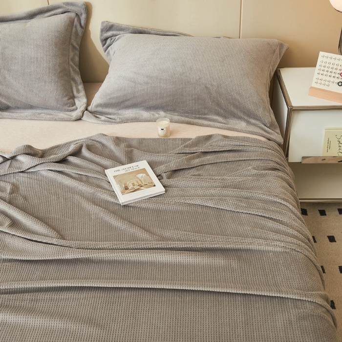 91家纺网 家纺一手货源 找家纺 吾诺 2023秋冬 华夫格绒床单枕套床笠毯子单品系列 - 牛奶绒床单 浅灰色