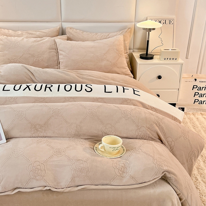 91家纺网 家纺一手货源 找家纺 绒兔兔 2023新款雕花烂花牛奶绒刺绣四件套 克洛伊系列 克洛伊-卡其