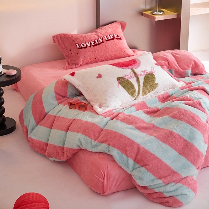 91家纺网 家纺一手货源 找家纺 金奇达 2023新款牛奶绒兔毛绒多巴胺摸摸兔四件套 青柠格