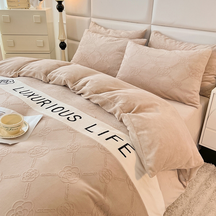 91家纺网 家纺一手货源 找家纺 绒兔兔 2023新款雕花烂花牛奶绒刺绣四件套 克洛伊系列 克洛伊-卡其