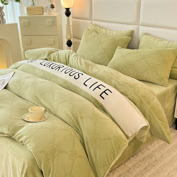 91家纺网 家纺一手货源 找家纺 绒兔兔 2023新款雕花烂花牛奶绒刺绣四件套 克洛伊系列 克洛伊-果绿