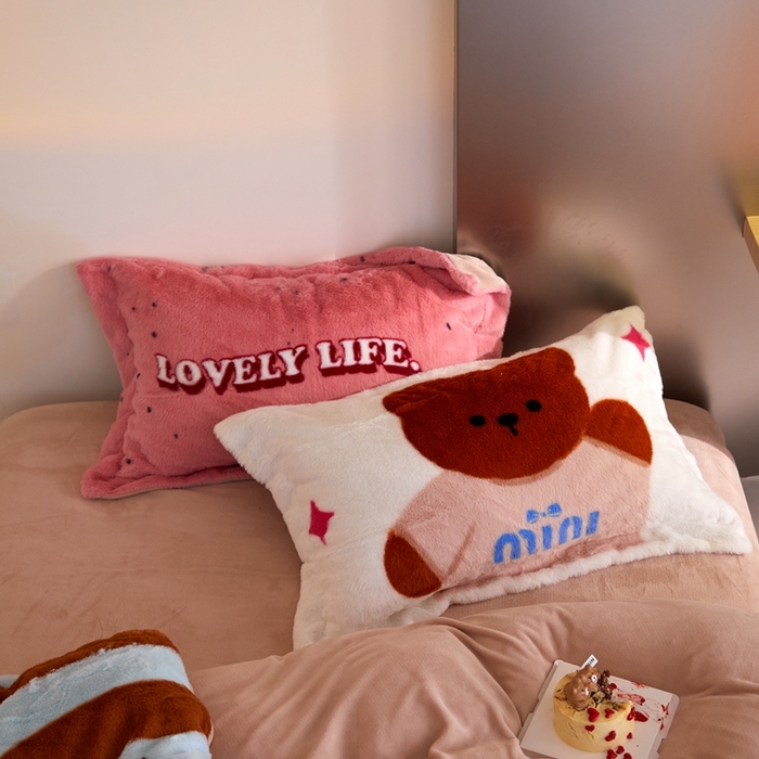 91家纺网 家纺一手货源 找家纺 金奇达 2023新款牛奶绒兔毛绒多巴胺摸摸兔四件套 卡其熊