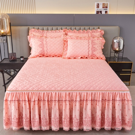 91家纺网 家纺一手货源 找家纺 网红馆 2025新款可拆卸天鹅绒夹棉床裙三件套-城市魅影 城市魅影 梅子粉