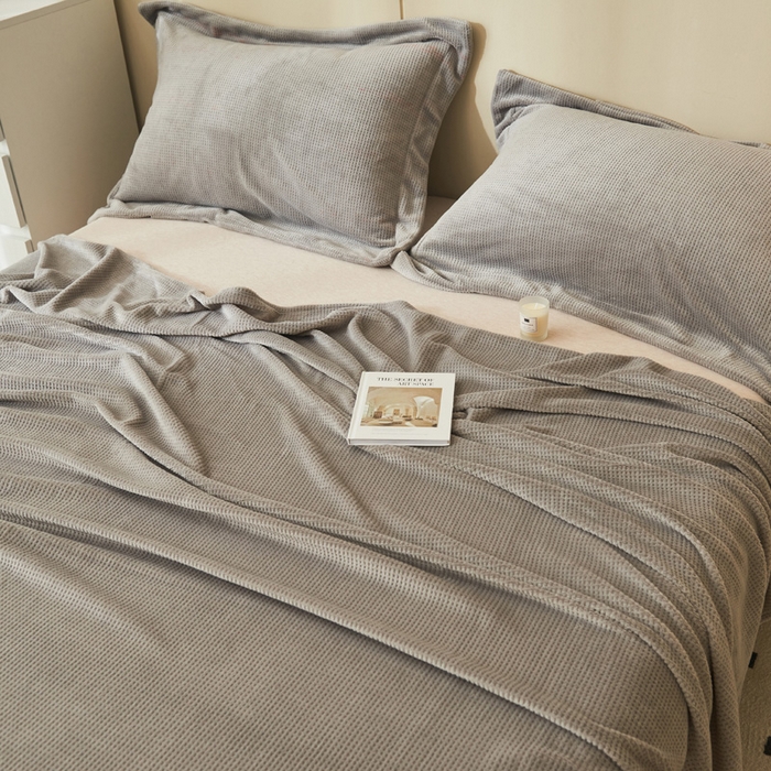 91家纺网 家纺一手货源 找家纺 吾诺 2023秋冬 华夫格绒床单枕套床笠毯子单品系列 - 牛奶绒床单 浅灰色