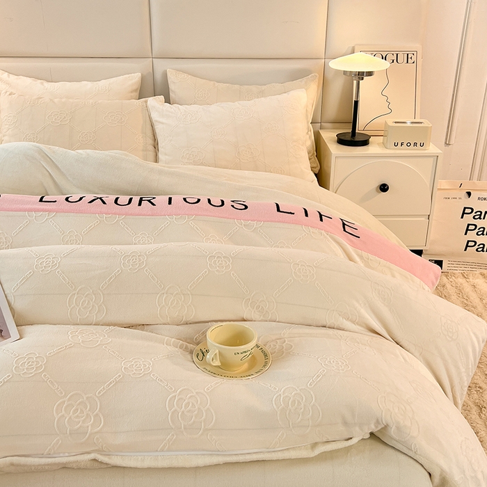 91家纺网 家纺一手货源 找家纺 绒兔兔 2023新款雕花烂花牛奶绒刺绣四件套 克洛伊系列 克洛伊-奶白