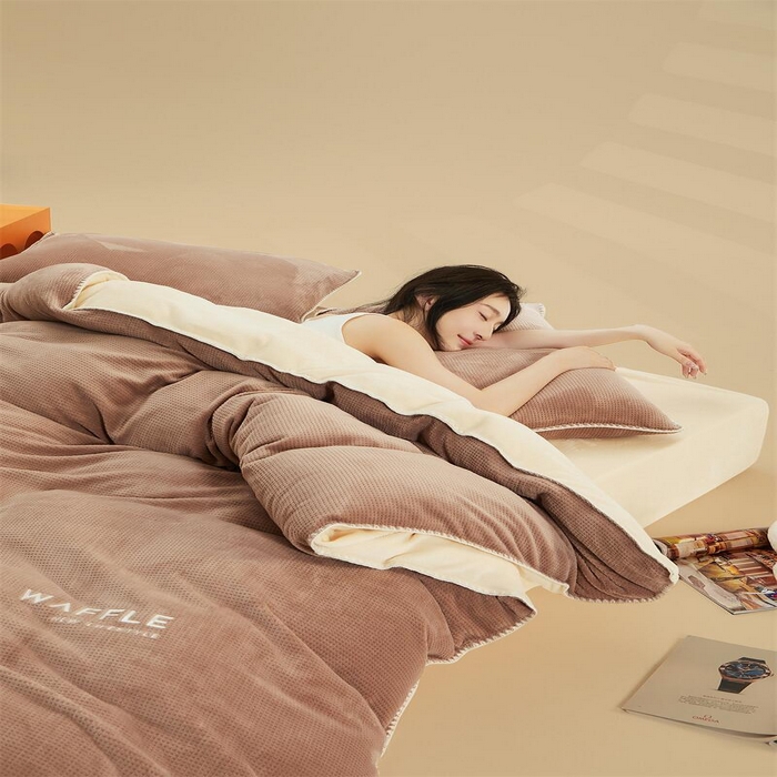 91家纺网 家纺一手货源 找家纺 吾诺 2023秋冬贝壳边华夫格牛奶绒四件套-纯净版拍摄风格深驼-奶昔白