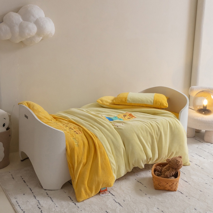 91家纺网 家纺一手货源 找家纺 喜多兔儿童家纺 2023喜多兔牛奶绒活套被 小伙伴系列—黄色哈喽小猫咪