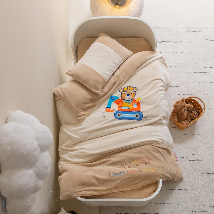 91家纺网 家纺一手货源 找家纺 喜多兔儿童家纺 2023喜多兔牛奶绒活套被 小伙伴系列—米色快乐挖掘机