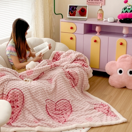 91家纺网 家纺一手货源 找家纺 顾里家纺 2023新款ins韩风∙豆豆绒奶油色羊羔毯 字母爱心