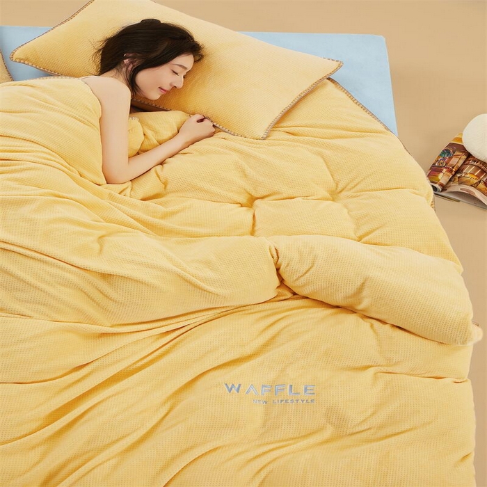 91家纺网 家纺一手货源 找家纺 吾诺2023秋冬贝壳边华夫格牛奶绒四件套-纯净版拍摄风格大豆黄-天空蓝