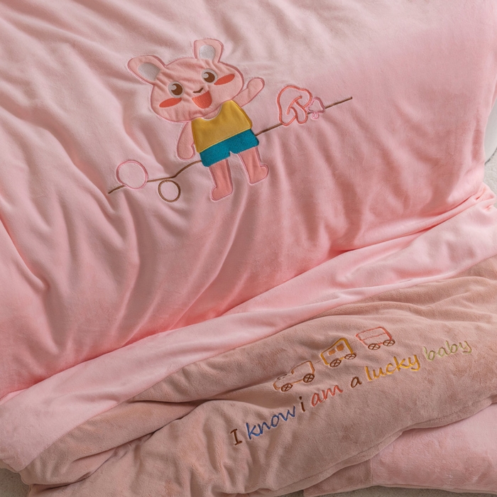 91家纺网 家纺一手货源 找家纺 喜多兔儿童家纺 2023喜多兔牛奶绒活套被 小伙伴系列—粉色魔力小兔子