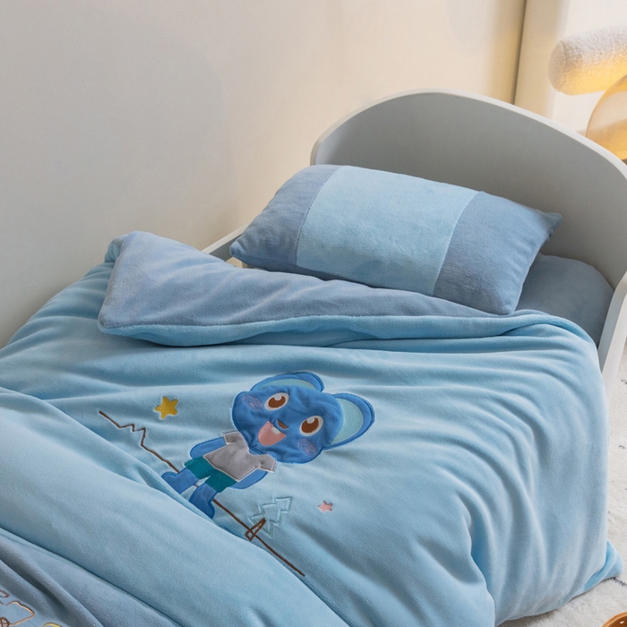 91家纺网 家纺一手货源 找家纺 喜多兔儿童家纺 2023喜多兔牛奶绒活套被 小伙伴系列—蓝色魅力小熊仔