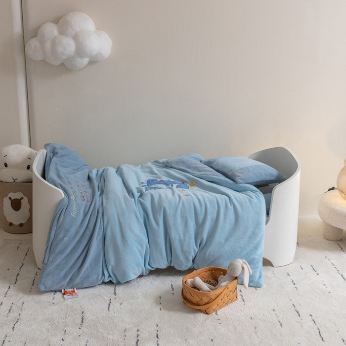 91家纺网 家纺一手货源 找家纺 喜多兔儿童家纺 2023喜多兔牛奶绒活套被 小伙伴系列—蓝色大嘴皇冠恐龙