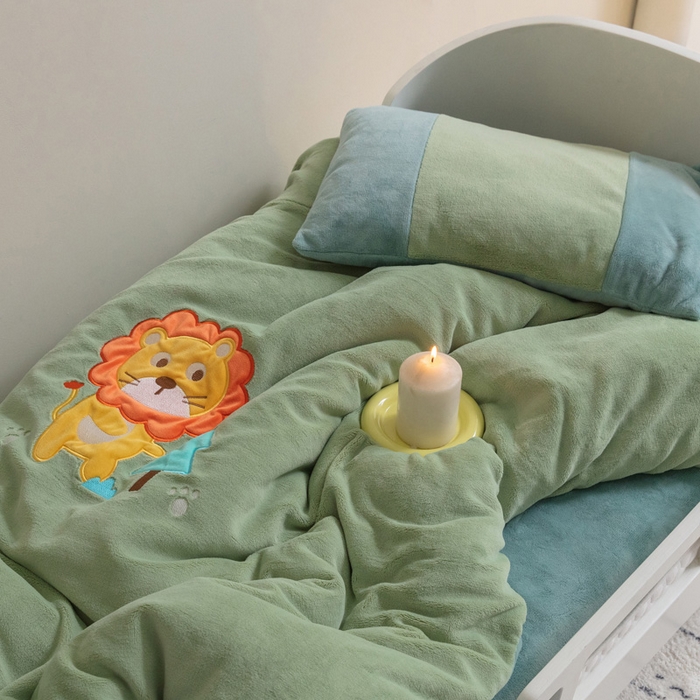 91家纺网 家纺一手货源 找家纺 喜多兔儿童家纺 2023喜多兔牛奶绒活套被 小伙伴系列—绿色森林小狮子