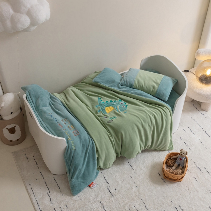 91家纺网 家纺一手货源 找家纺 喜多兔儿童家纺 2023喜多兔牛奶绒活套被 小伙伴系列—绿色搞怪小恐龙