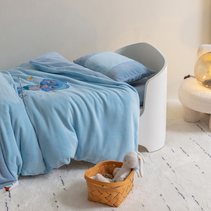 91家纺网 家纺一手货源 找家纺 喜多兔儿童家纺 2023喜多兔牛奶绒活套被 小伙伴系列—蓝色魅力小熊仔