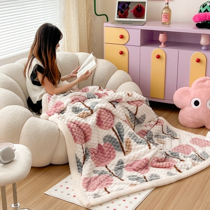 91家纺网 家纺一手货源 找家纺 顾里家纺 2023新款ins韩风∙豆豆绒奶油色羊羔毯 晕染紫花