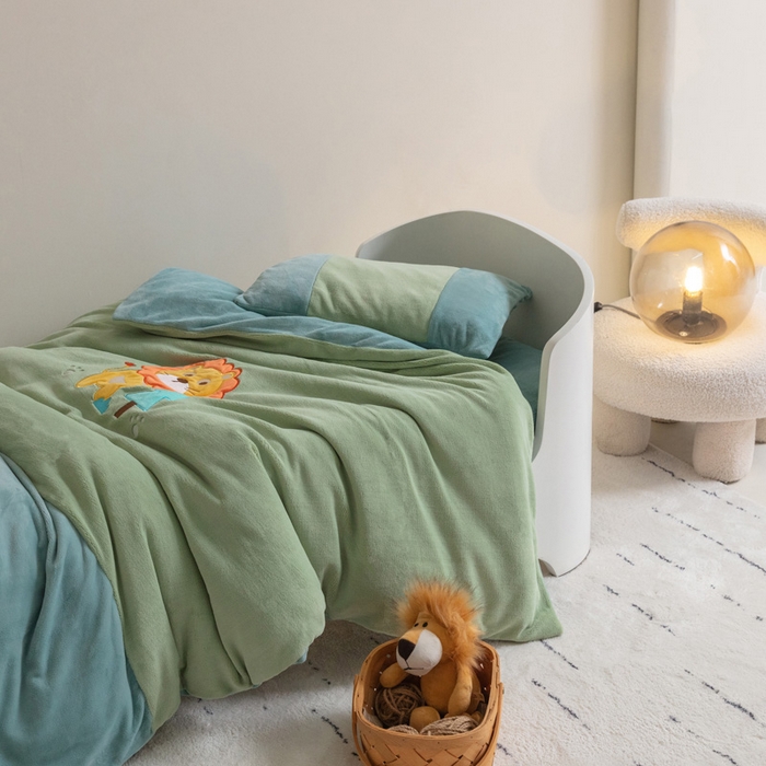 91家纺网 家纺一手货源 找家纺 喜多兔儿童家纺 2023喜多兔牛奶绒活套被 小伙伴系列—绿色森林小狮子