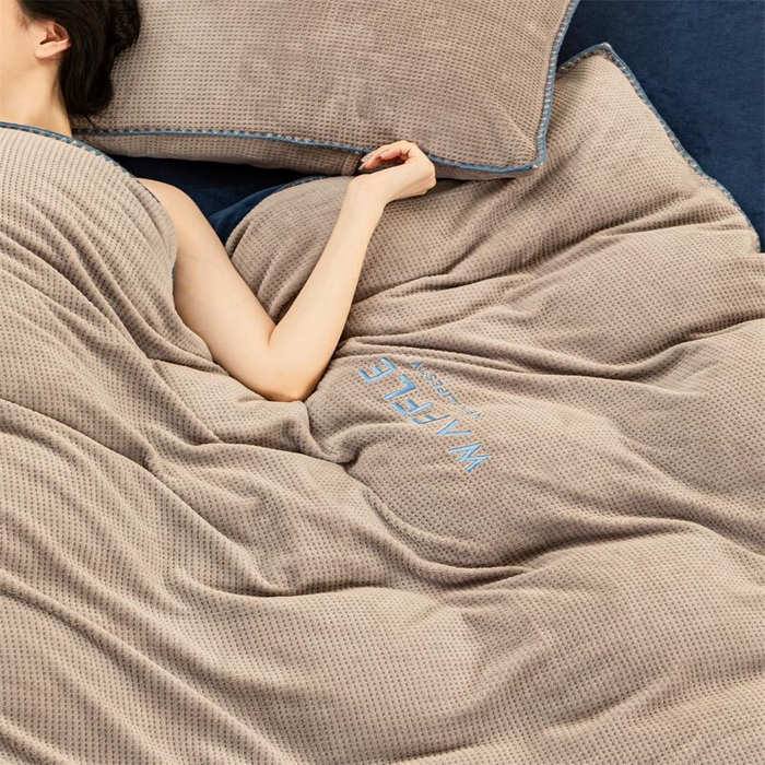 91家纺网 家纺一手货源 找家纺 吾诺 2023秋冬贝壳边华夫格牛奶绒四件套-纯净版拍摄风格 浅灰-深蓝