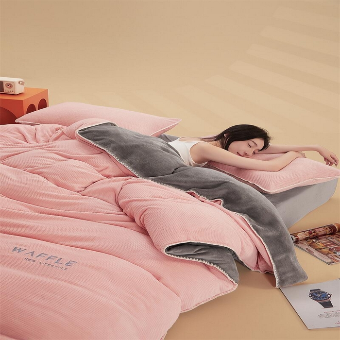 91家纺网 家纺一手货源 找家纺 吾诺 2023秋冬 贝壳边华夫格牛奶绒四件套-纯净版拍摄风格玉色-浅灰