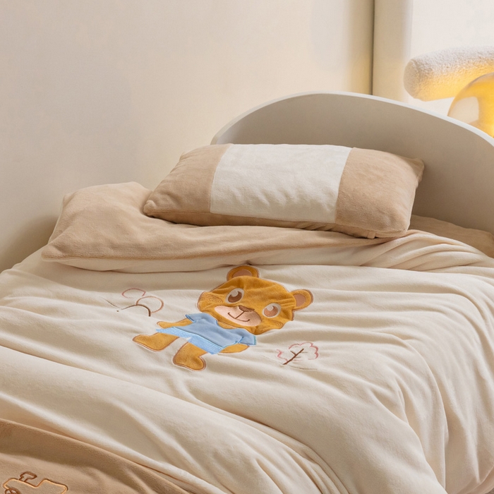 91家纺网 家纺一手货源 找家纺 喜多兔儿童家纺 2023喜多兔牛奶绒活套被 小伙伴系列—米色哆咪小熊