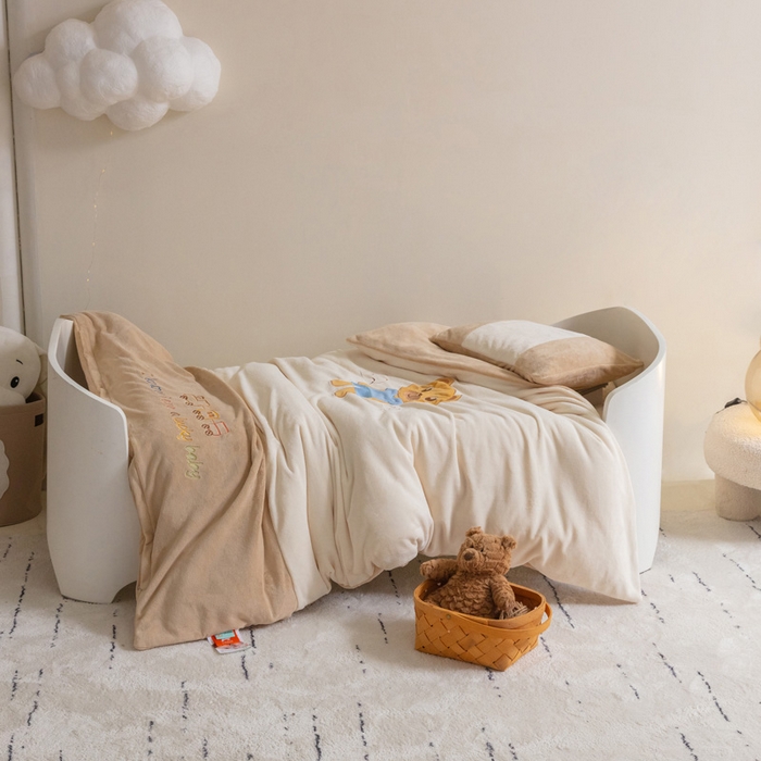 91家纺网 家纺一手货源 找家纺 喜多兔儿童家纺 2023喜多兔牛奶绒活套被 小伙伴系列—米色哆咪小熊