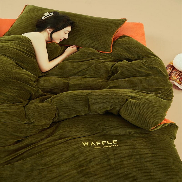 91家纺网 家纺一手货源 找家纺 吾诺2023秋冬贝壳边华夫格牛奶绒四件套-纯净版拍摄风格 橄榄绿-唐茶