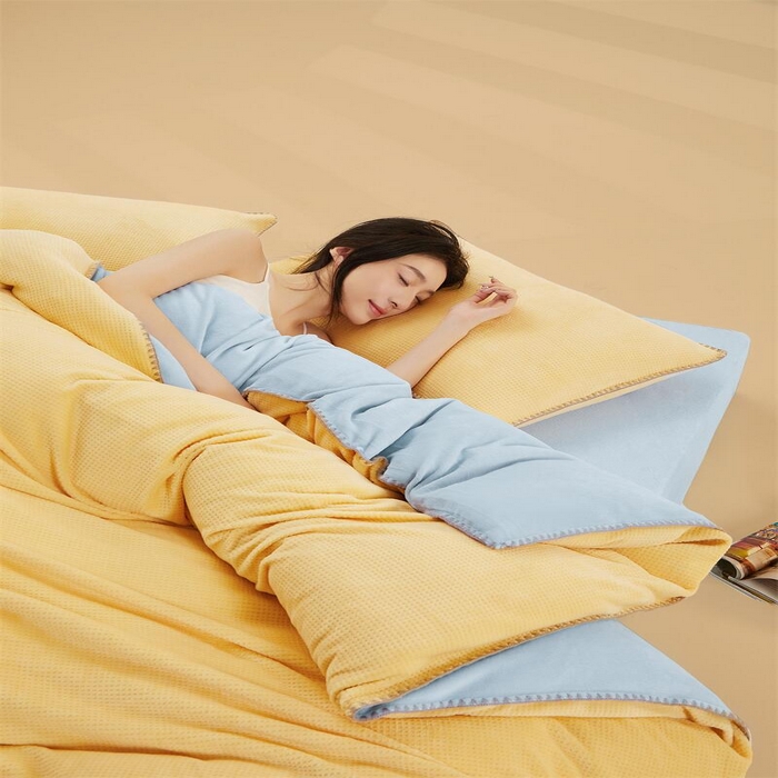 91家纺网 家纺一手货源 找家纺 吾诺2023秋冬贝壳边华夫格牛奶绒四件套-纯净版拍摄风格大豆黄-天空蓝