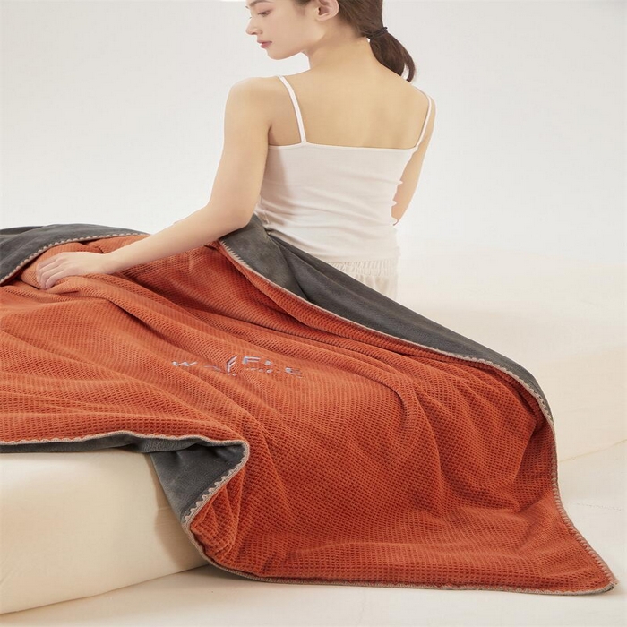 91家纺网 家纺一手货源 找家纺 吾诺 2023秋冬华夫格牛奶绒毯子 毛毯床单床笠单品系列-多功能绒毯 焦糖咖-深灰