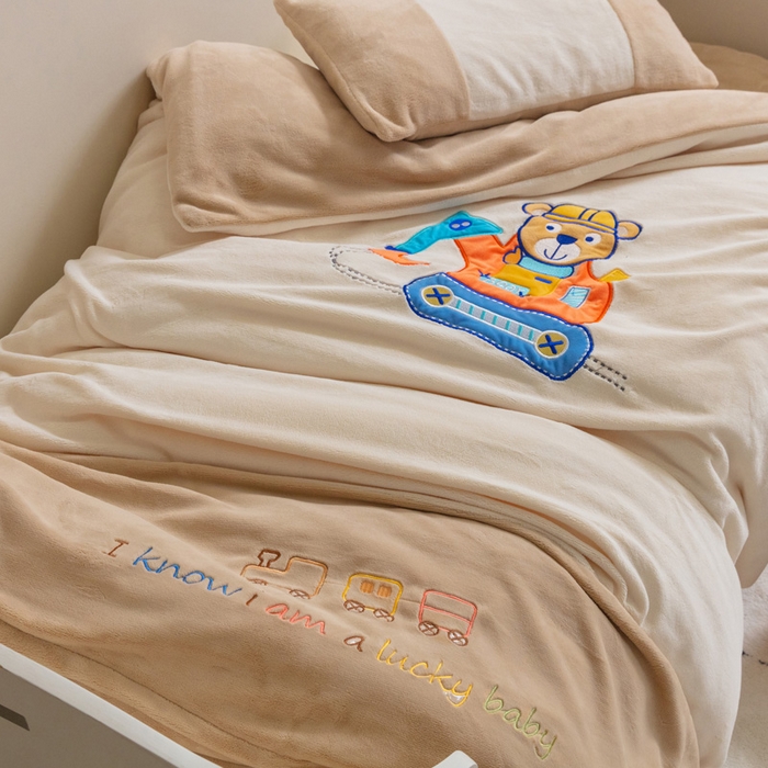 91家纺网 家纺一手货源 找家纺 喜多兔儿童家纺 2023喜多兔牛奶绒活套被 小伙伴系列—米色快乐挖掘机