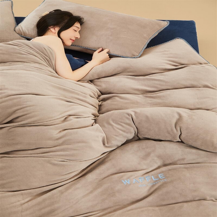 91家纺网 家纺一手货源 找家纺 吾诺 2023秋冬贝壳边华夫格牛奶绒四件套-纯净版拍摄风格 浅灰-深蓝