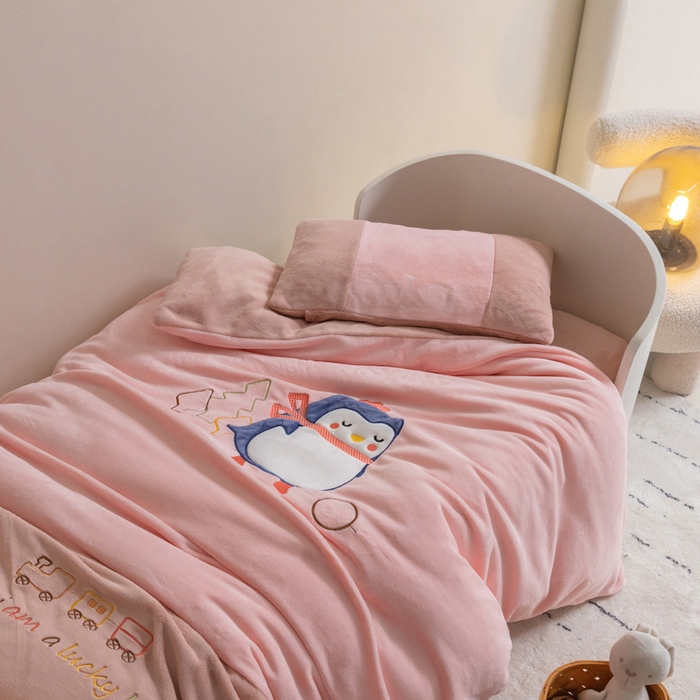 91家纺网 家纺一手货源 找家纺 喜多兔儿童家纺 2023喜多兔牛奶绒活套被 小伙伴系列—粉色爱美丽小企鹅