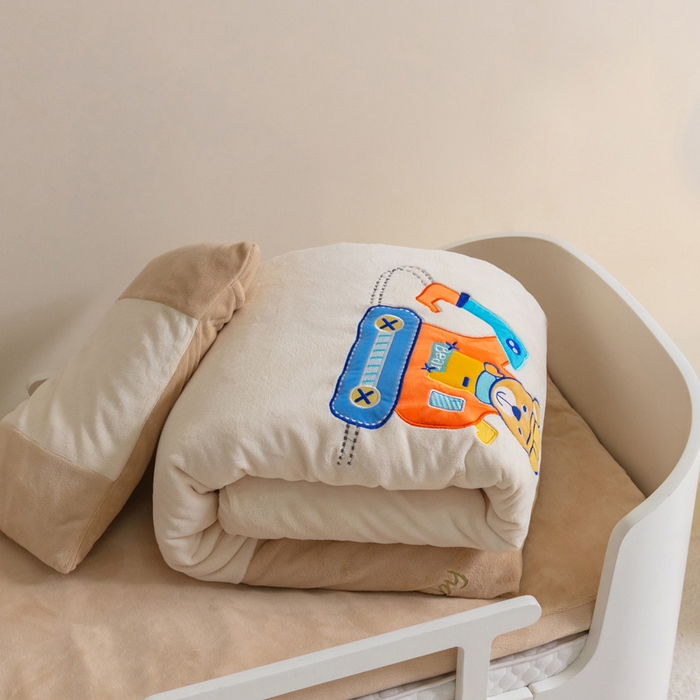 91家纺网 家纺一手货源 找家纺 喜多兔儿童家纺 2023喜多兔牛奶绒活套被 小伙伴系列—米色快乐挖掘机