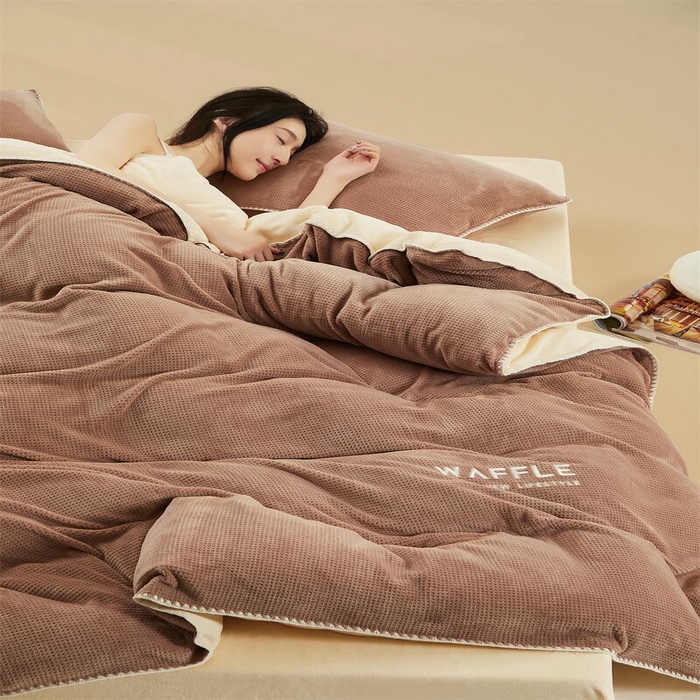 91家纺网 家纺一手货源 找家纺 吾诺 2023秋冬贝壳边华夫格牛奶绒四件套-纯净版拍摄风格深驼-奶昔白