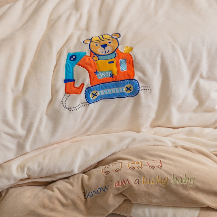 91家纺网 家纺一手货源 找家纺 喜多兔儿童家纺 2023喜多兔牛奶绒活套被 小伙伴系列—米色快乐挖掘机