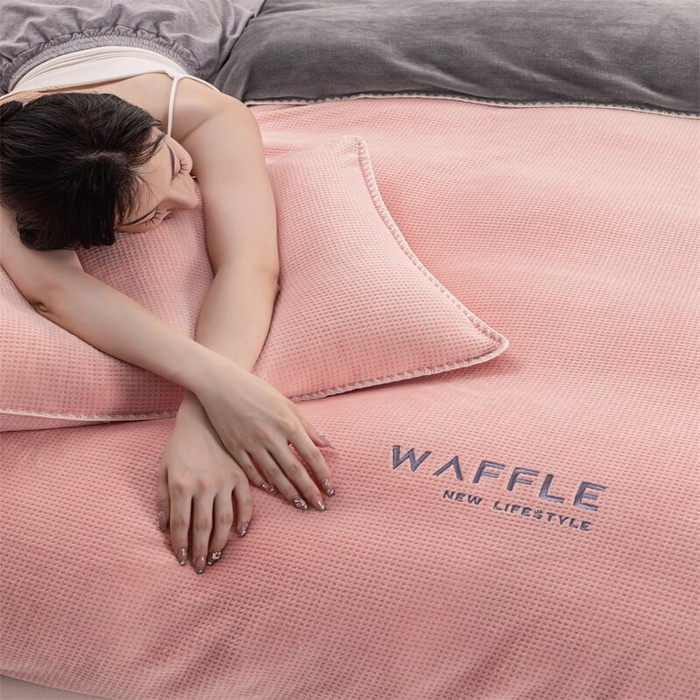 91家纺网 家纺一手货源 找家纺 吾诺 2023秋冬 贝壳边华夫格牛奶绒四件套-纯净版拍摄风格玉色-浅灰