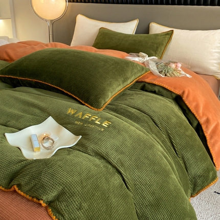 91家纺网 家纺一手货源 找家纺 吾诺 2023贝壳边华夫格牛奶绒四件套-轻奢版拍摄风格 橄榄绿-唐茶